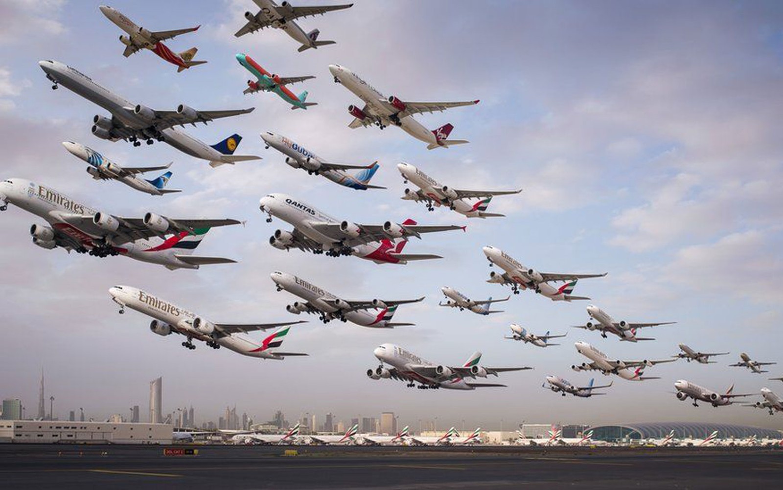 Montagem mostra partidas no aeroporto de Dubai, nos Emirados Árabes Unidos (Foto: Mike Kelley)