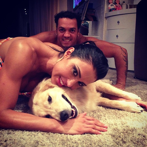 Gracyanne Barbosa e Belo com um de seus cachorros de estimação (Foto: Instagram/ Reprodução)