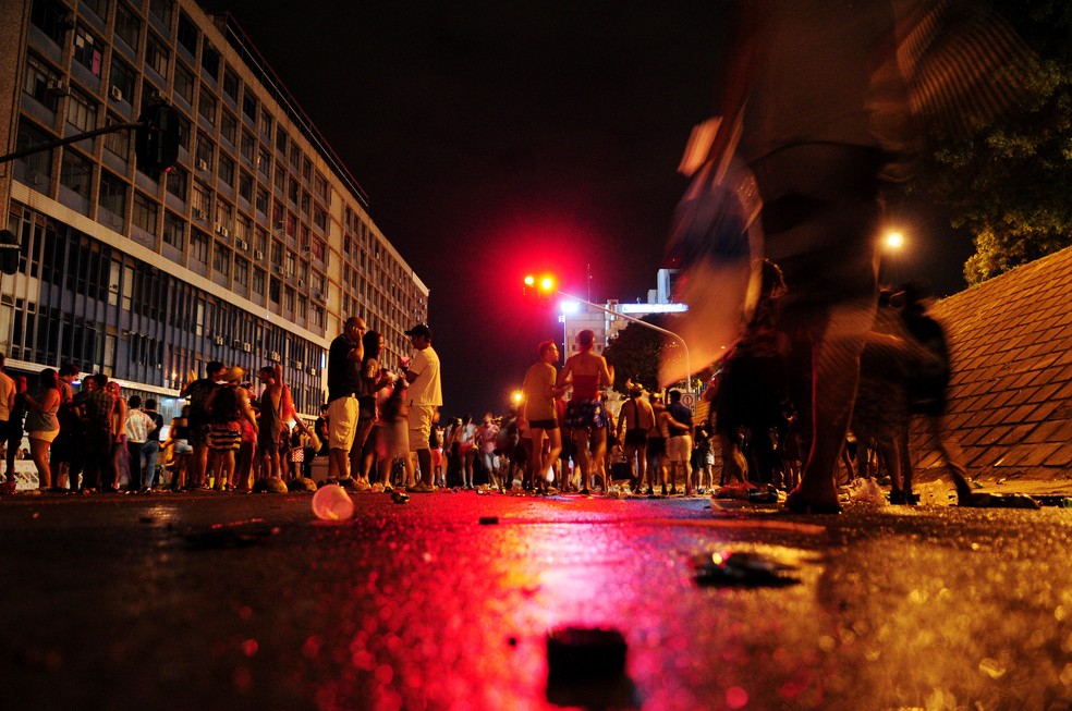 Foliões se divertem no 'Bloco do Amor', perto do Conic (Foto: Pedro Ventura/Agência Brasília)