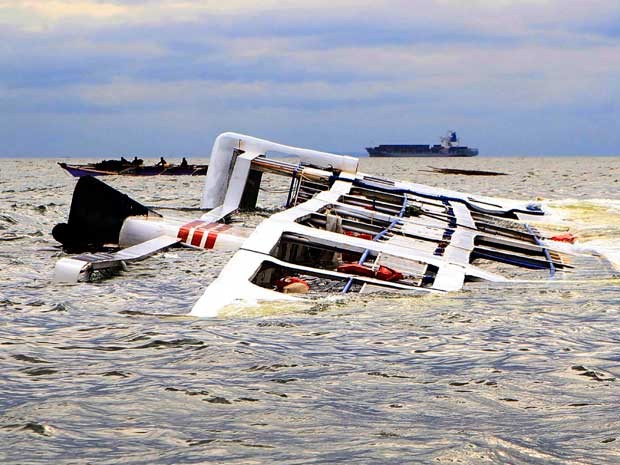 Tufão virou e afundou barco de pesca na baía de Manila, as Filipinas. (Foto: Romeo Ranoco / Reuters)