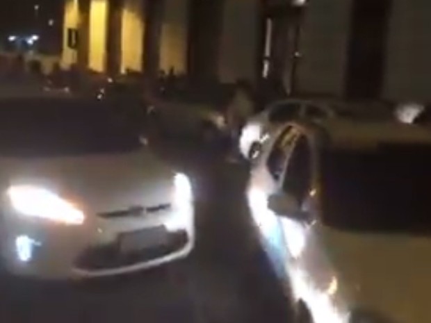 Passageiro relata que carro do Uber foi impedido de seguir viagem por táxistas (Foto: Arquivo pessoal) Passageiro relata que carro do Uber foi impedido de seguir viagem por táxistas (Foto: Arquivo pessoal)