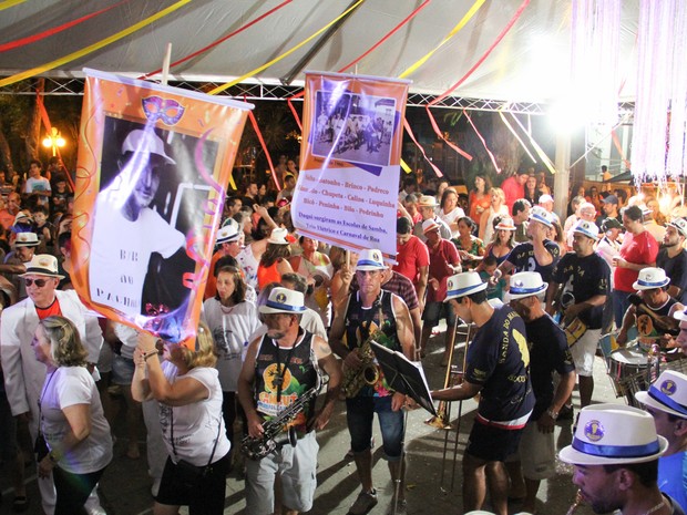 Segundo internauta, desfile reuniu cerca de 300 pessoas na praça central de Cambuí (Foto: Cristovam Silva / VC no G1)