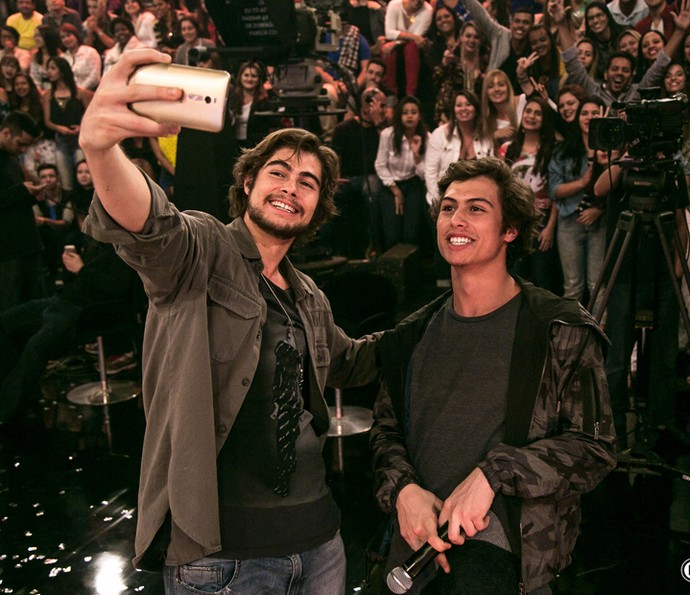 Rafael Vitti e o irmão Francisco tiram selfie com a plateia do programa (Foto: Isabella Pinheiro / Gshow)