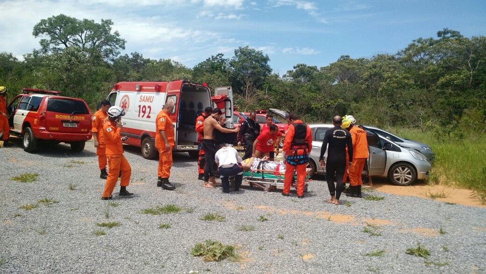 Homem que teve acidente de mergulho sendo atendido por militares do Corpo de Bombeiros e pelo Samu (Foto: Corpo de Bombeiros/Divulgação)