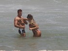 Amores brutos: Jaque Khury brinca de luta em praia com o namorado