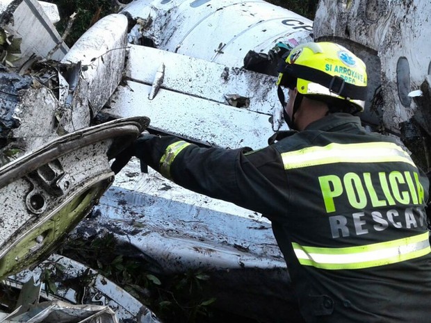 Polícia de Antioquia divulga fotos da operação de resgate entre os destroços do avião, que envolve policiais, bombeiros e unidade de emergências (Foto: Reprodução/Twitter/Departamento de Polícia de Antioquia)