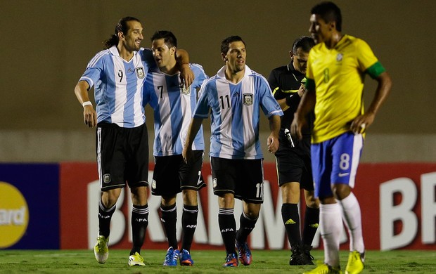 Barcos e Manuel Martinez comemoram gol da Argentina (Foto: AP)