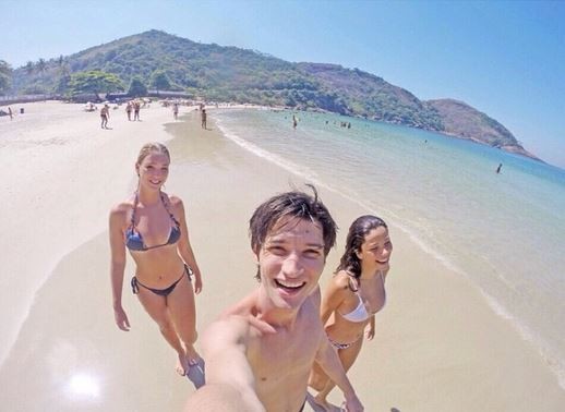 Namorada do Romário, Dixie Pratt, na praia com amigos (Foto: Instagram / Reprodução)