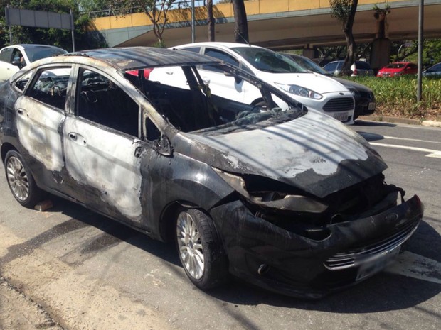Carro foi incendiado durante ação de bandidos em Santo André (Foto: Glauco Araújo/G1) Carro foi incendiado durante ação de bandidos em Santo André (Foto: Glauco Araújo/G1)