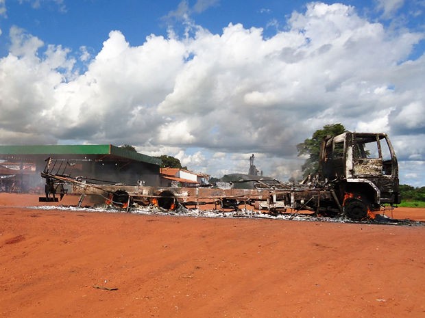 Funai diz que após queimar veículo, moradores roubaram alimentos dos índios (Foto: Rogério Freitas)