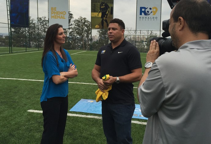 Ronaldo inaugura escolinha de futebol e defende o time do Corinthians