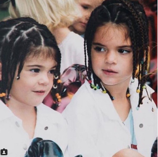 Kylie Jenner relembra foto da infância com a irmã Kendall Jenner
