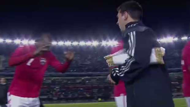 [COPA 2014] Messi é reverenciado por adversário em amistoso com Trinidad e Tobago