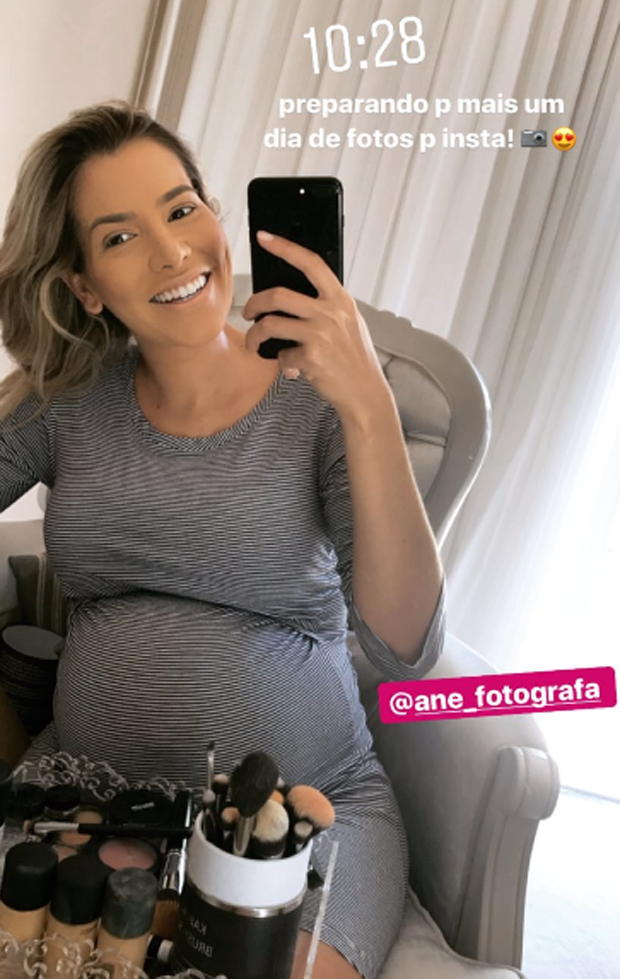 Ex-BBB Adriana Sant'Anna mostra barriga e fãs comparam com Barbie