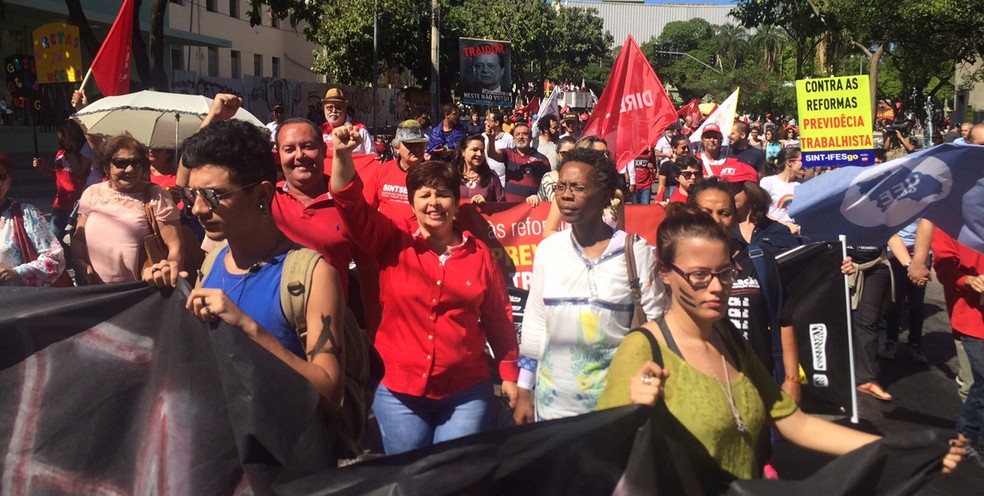 Manifestantes fazem ato em Goiânia contra reformas do governo Temer (Foto: Sílvio Túlio/G1)