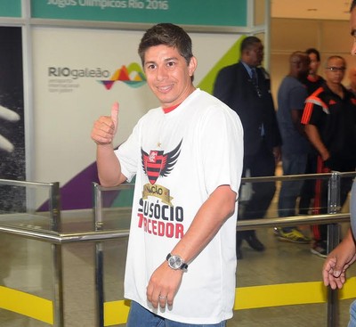 Conca chega ao Rio para defender o Flamengo (Foto: Alexandre Durão)