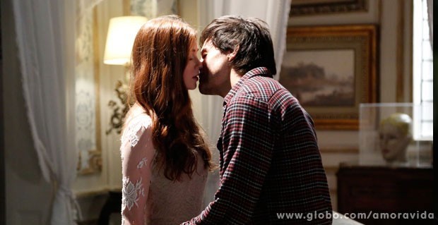 Thales se declara para a visão de Nicole e tenta beijá-la (Foto: Amor à Vida/TV Globo)