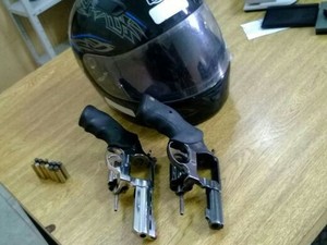 Arma foi apreendida com trio suspeito de assaltar joalheria em Soledade (Foto: Sargento Freitas/Polícia Militar)
