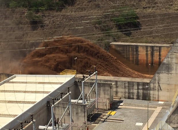 Rompimento de barragens afetou Usina Hidrelétrica Risoleta Neves, em Santa Cruz do Escalvado (Foto: Silvério Joaquim da Luz/Divulgação)