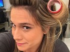 Fernanda Gentil posa com bobes no cabelo e brinca: 'Resolvi dar bom dia'