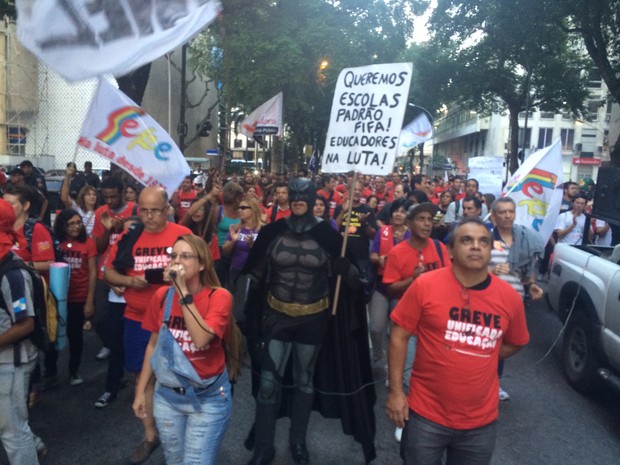 Professores decidiram manter a greve e saíram em passeata no final da tarde desta quinta-feira (5), no Centro do Rio, em direção à Candelária (Foto: Daniel Silveira/G1)