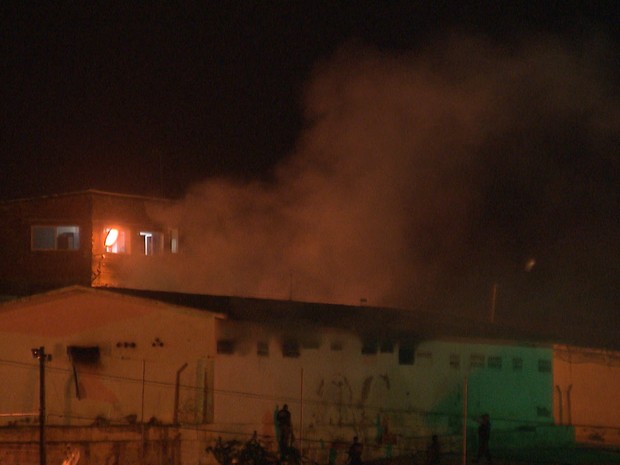 Presos queimaram colchões durante tumulto em pavilhão do Presídio do Serrotão (Foto: Reprodução/TV Paraíba)