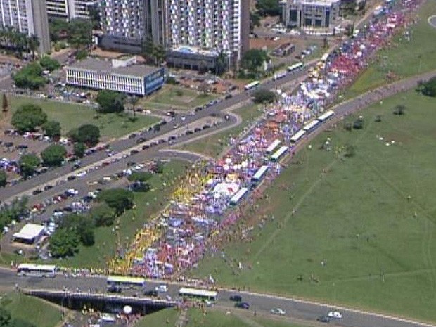Marcha de sindicalistas tomas as faixas da via S1, em Brasília, na manhã desta quarta-feira (6) (Foto: TV Globo/ Reprodução)
