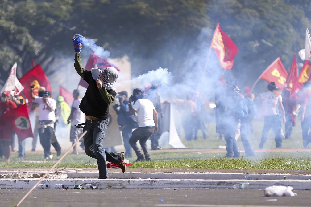 Confronto de manifestantes e policiais durante protesto contra o governo do presidente Michel Temer, em Brasília (Foto: Marcelo Camargo/Agência Brasil)
