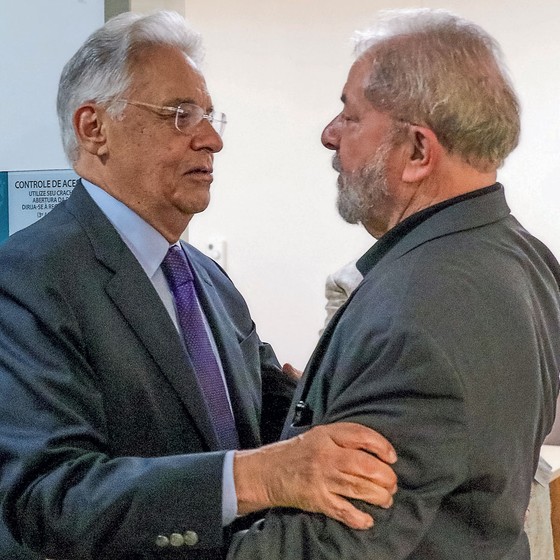 FHC abraça o presidente Lula no hospital.Ele retribuiu  o gesto de Lula,que foi ao velório de dona Ruth em 2008. (Foto: Beto Barata/PR)
