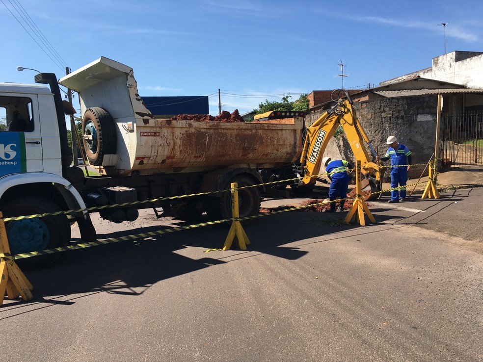 Trecho da Avenida Tancredo Neves está interditado (Foto: Valmir Custódio/G1)