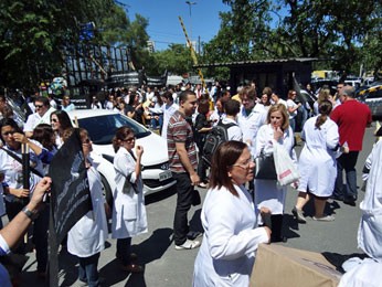 Médicos realizaram passeata em torno do Hospital da Restauração, no Recife (Foto: Priscila Miranda / G1)