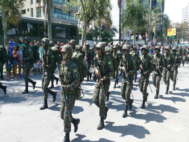 Fuzileiros participaram do desfile em Santos, SP (Foto: Orion Pires / G1)