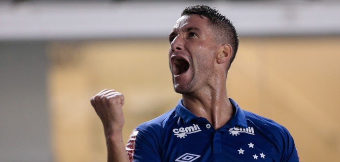 Thiago Neves, do Cruzeiro, contra o Santos (Foto: Marcello Zambrana/Light Press)