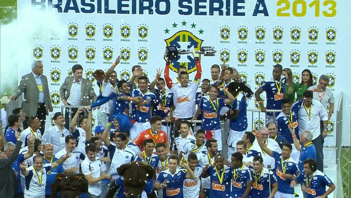 Cruzeiro levanta a taça (Foto: Reprodução / TV Globo Minas)