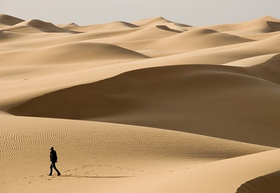 Quão profunda é a camada de areia no Deserto do Saara? O que existe abaixo  desta camada? É uma transição gradual, ou trata-se de areia pura em cima de  uma superfície plana? 