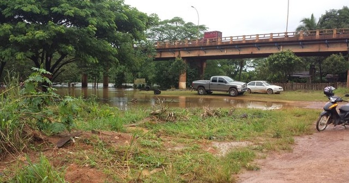 G1 Aumento do nível de rio em Jaru, RO, alaga rua e preocupa Defesa Civil notícias em