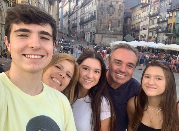 Gugu Liberato com a mulher, Rose DiMatteo, e os três filhos, João Augusto, Marina e Sofia (Foto: Reprodução/Instagram)