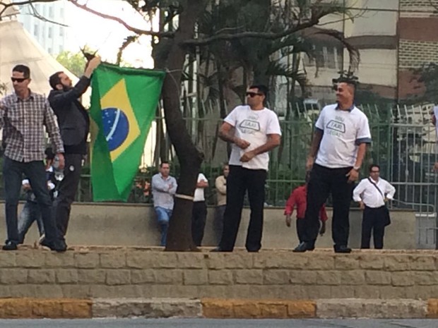 Taxistas fecham Rua Maria Paula, onde fica a Câmara, desde as 3h (Foto: Tatiana Santiago/G1)