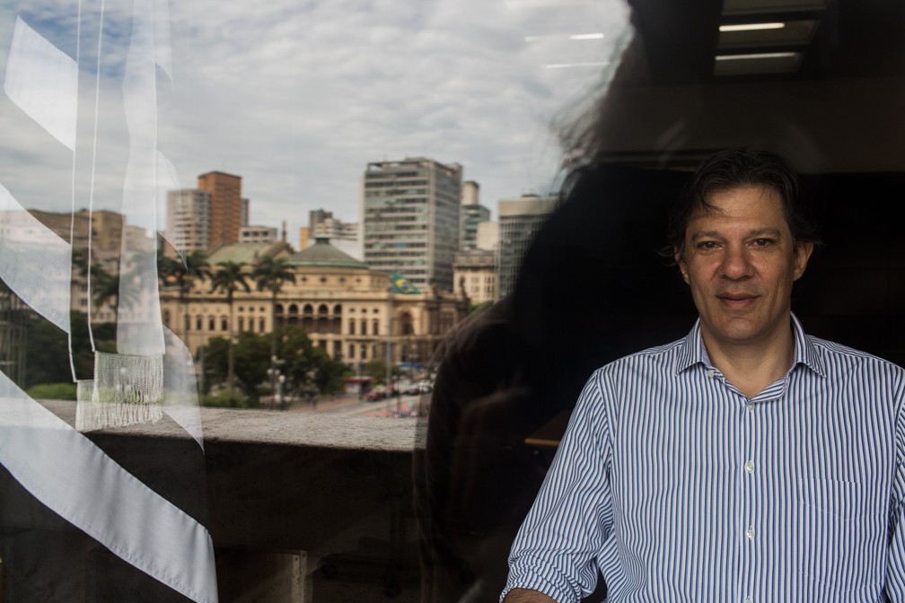 O prefeito de São Paulo Fernando Haddad, posa para foto em seu gabinete na sede da Prefeitura (Foto: Victor Moriyama/G1)