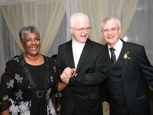 Dom Odilo Scherer com o irmão Paulino Scherer (direita) após a celebração do casamento. (Foto: Daniel Brasil)