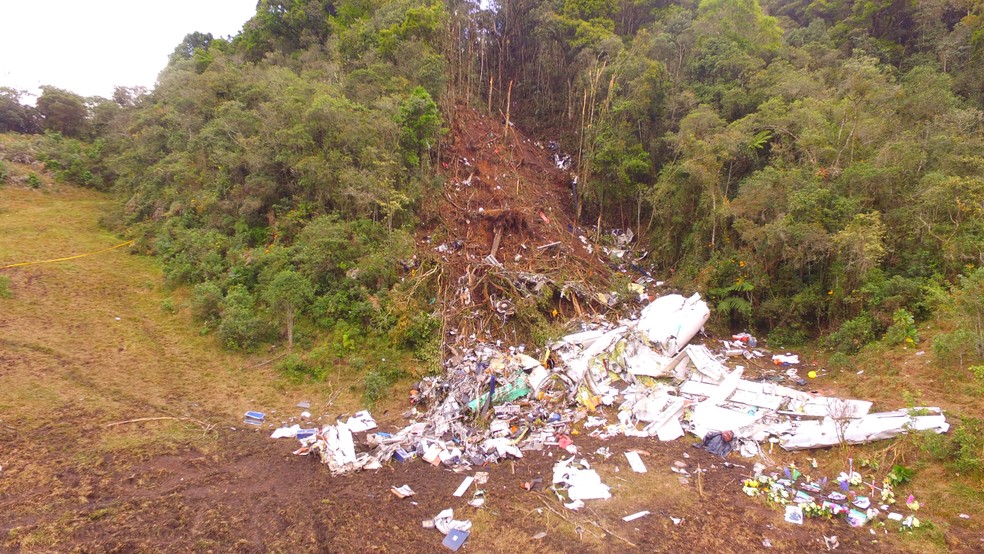 Imagem da montanha devastada pelo impacto da aeronave da LaMia e da área com destroços fechada para investigação (Foto: Equipo Escuadrones)