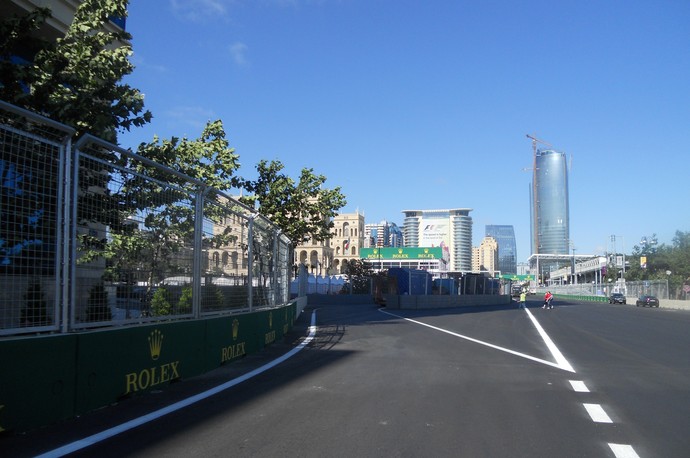 A entrada dos boxes. Está no ponto de maior velocidade e o muro que a separa da pista forma um ângulo desfavorável Circuito de Baku Azerbaijão Formula 1 (Foto: Livio Oricchio)