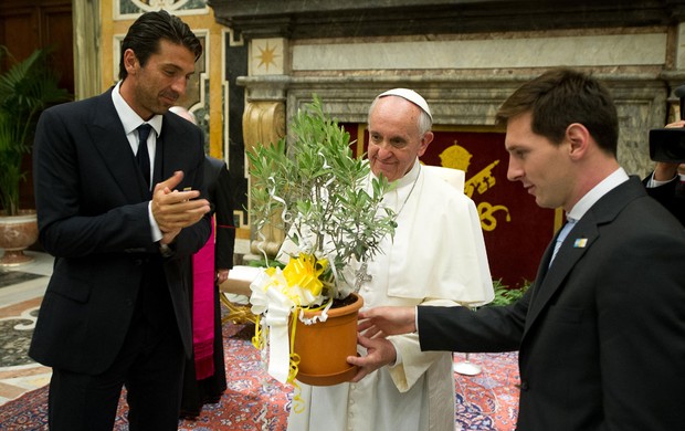 Papa francisco lionel messi e buffon (Foto: Agência AP)