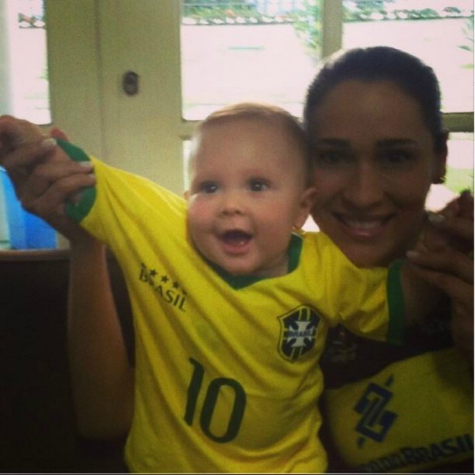 jaqueline e o filho arthur seleção brasileira torcida copa (Foto: Reprodução/Instagram)