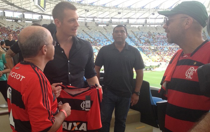 Robocop recebe camisa do Flamengo do presidente do clube (Foto: Marcelo Prata)