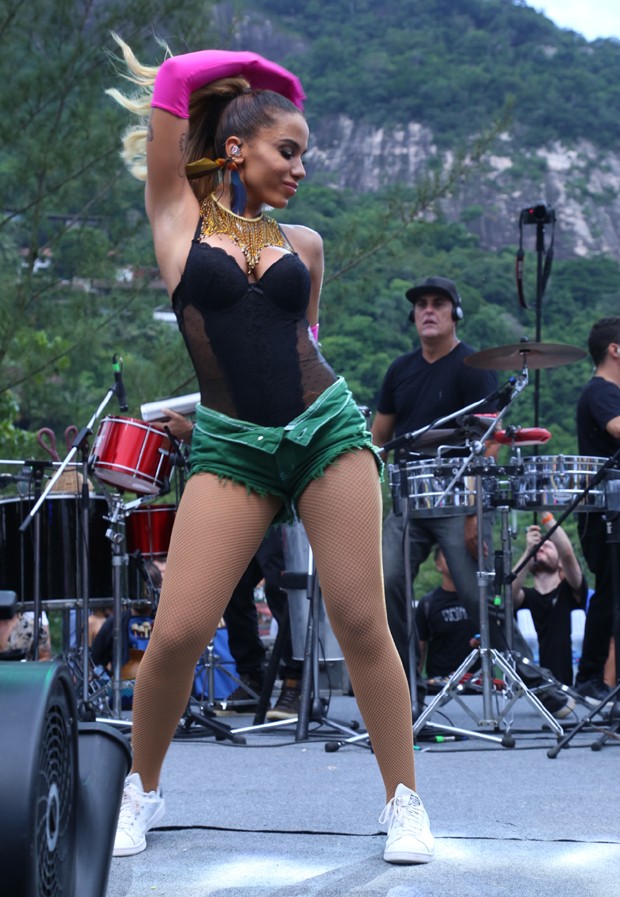 Anitta ensaindo o seu Bloco das Poderosas (Foto: Anderson Borde/Agnews)
