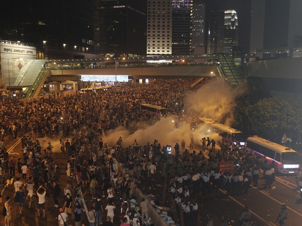 Milhares de pessoas bloqueiam uma avenida para protestar em Hong Kong  (Foto: AP)