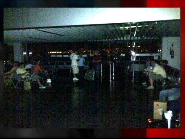 Aeroporto Galeão ficou às escuras na noite desta quarta-feira (26) (Foto: Reprodução/ Globo News)