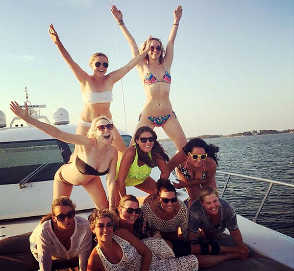 Amy Schumer, Jennifer Lawrence e amigas (Foto: Instagram)