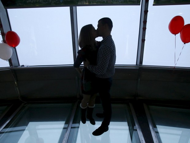   Casal se beija em plataforma de observação em Moscou, na Rússia  (Foto: Reuters/Maxim Shemetov)